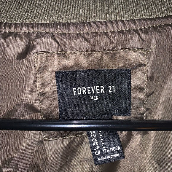 Men’s forever, 21 large bomber jacket, army green with splits small stain - Picture 3 of 6